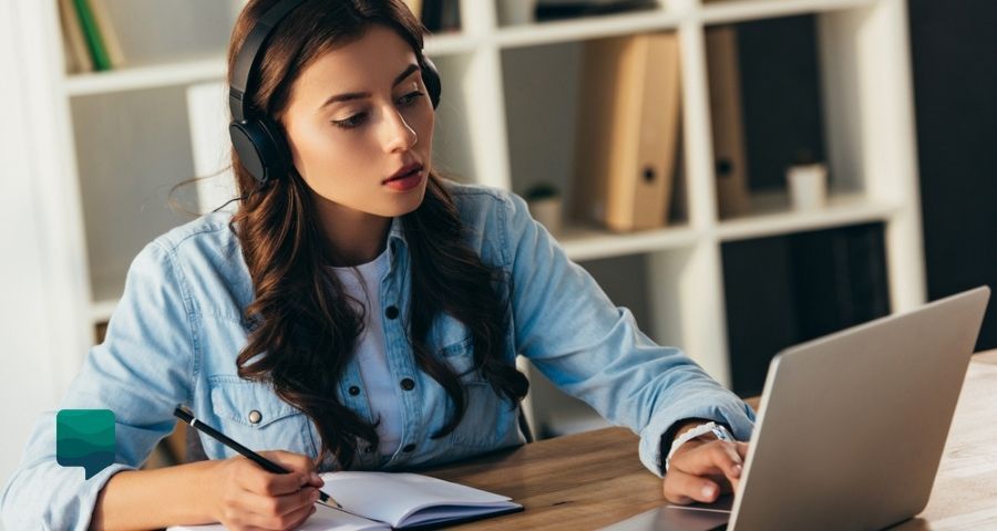 Menina em frente ao computador para ensinar inglês online.