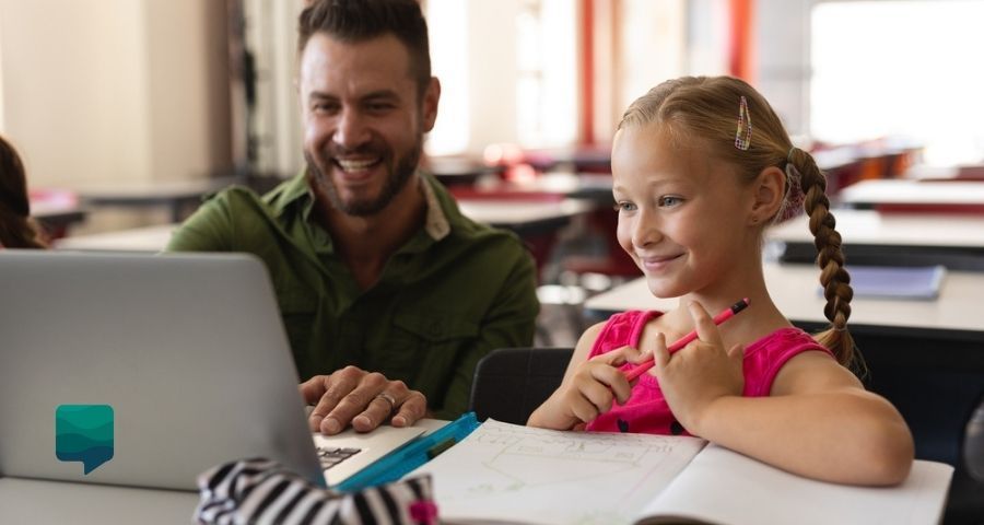 Recursos audiovisuais para ensinar inglês: conheça os benefícios. Foto de um professor ensinando aluna com computador.