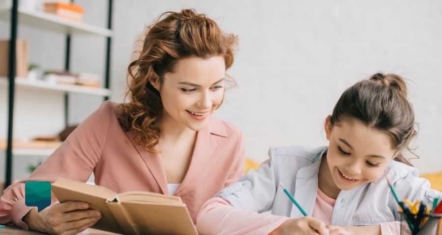 7 Dicas infalíveis para Professor Autônomo de Inglês conquistar mais alunos. Professor ensinando aluna em casa.