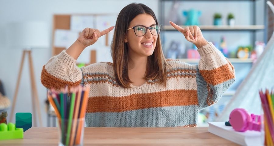 5 Dicas para professores iniciantes de inglês! Professora iniciante sorrindo para a foto.