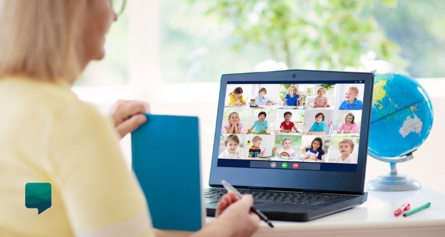 Dificuldades das aulas remotas: professora em videoconferência com alunos.