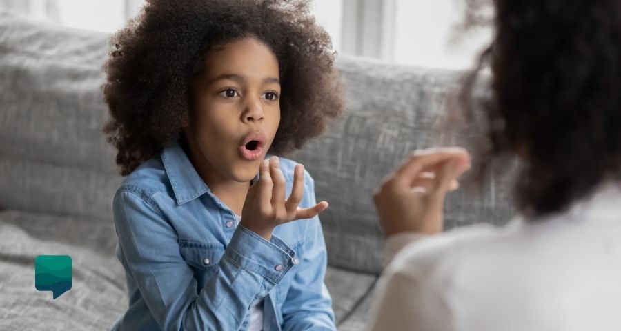 Educação Inclusiva e o Ensino de Inglês: na foto uma menina conversando com uma adulta através da linguagem de sinais.
