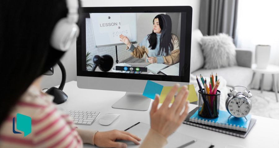 Inglês para iniciantes: por onde começar o ensino? (foto de uma menina tendo uma Lesson 1)