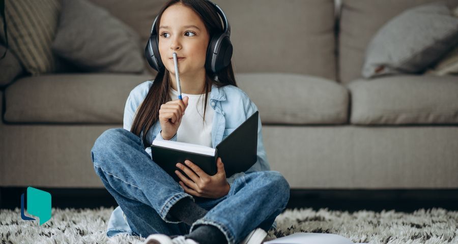 5 atividades para usar músicas nas suas aulas de inglês. Foto de uma aluna com fones de ouvido