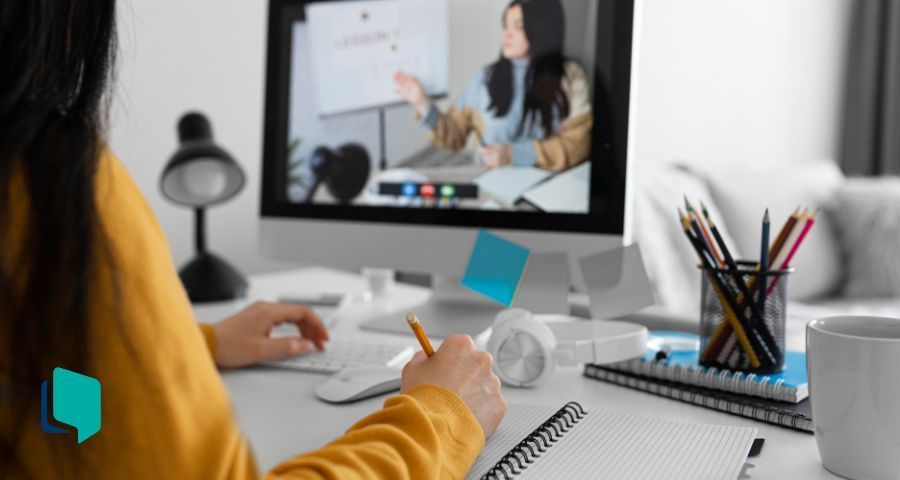 Como dar aula de inglês online: foto de uma menina estudando em frente ao computador
