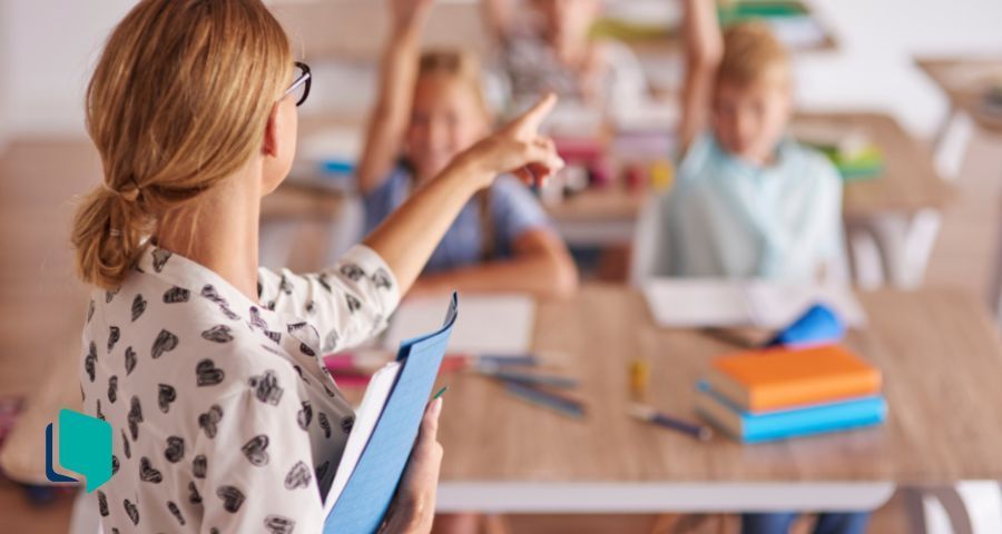 Como ensinar o verbo To Be de forma divertida? Teacher dando aula para crianças