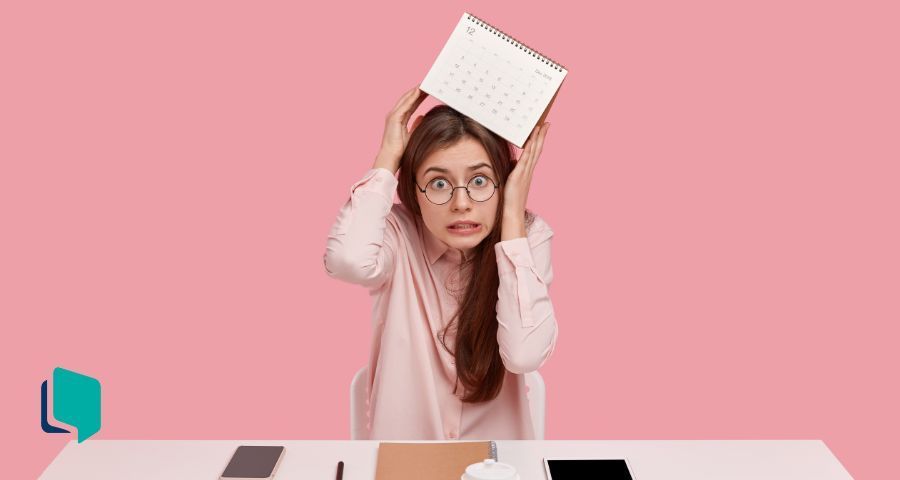 Meses em inglês: professora segurando um calendário sob a cabeça