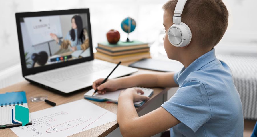 Educação 4.0: entenda o que é e como se preparar para ela! Foto de um menino estudando em frente a um computador