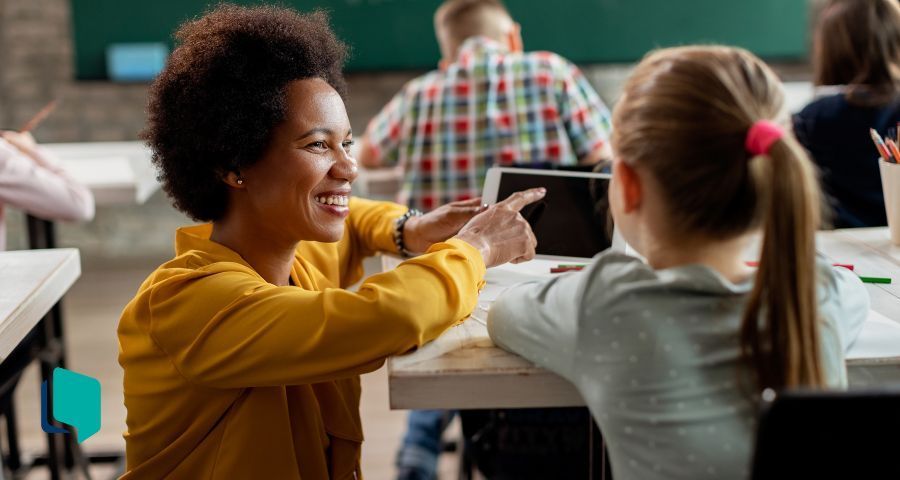 Novas tecnologias e mediação pedagógica: professora ensinando com um tablet