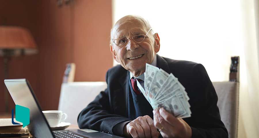 Homem segurando cédulas de dinheiro