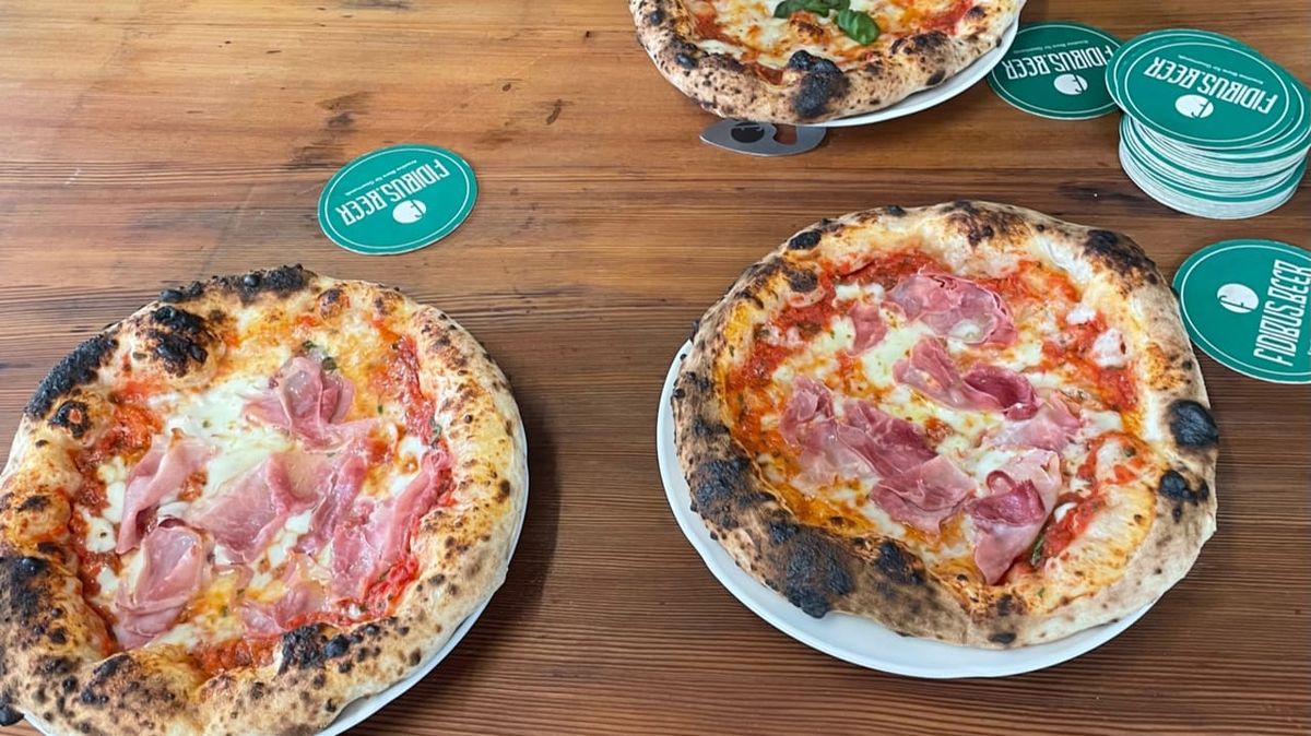 Pizza und Bierdeckel von Fidibus.Beer