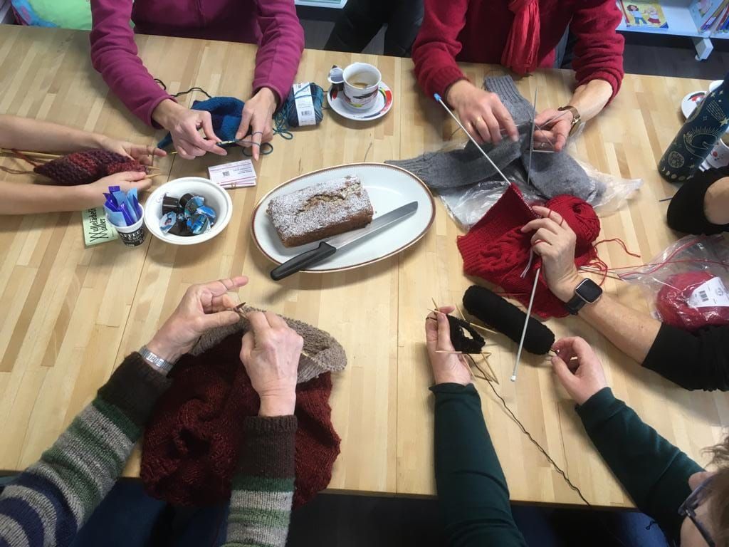 Lismi Namitag in der Bibliothek
