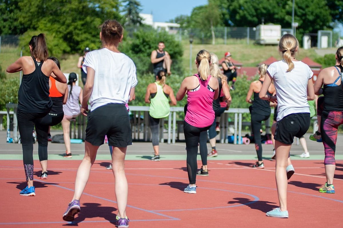 Aerobic mit der Frauengemeinschaft