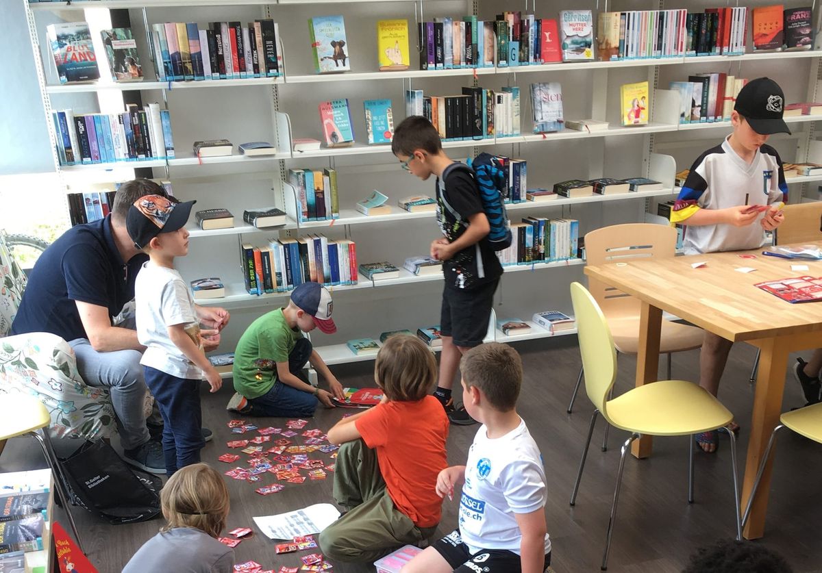 Fussballbildchen Tauschbörse in der Bibliothek