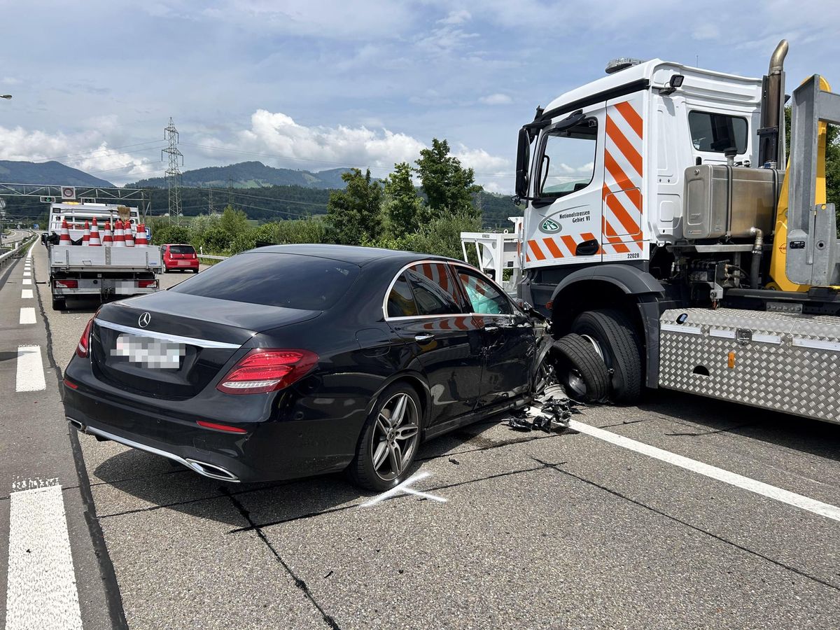 Auto fährt in Prellbock-Anhänger