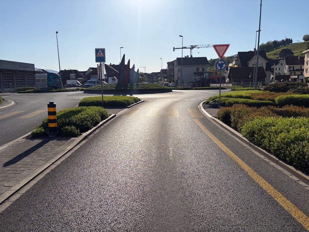Unfall zwischen Auto und Velo beim Kreisel Allmeindstrasse/Obergasse