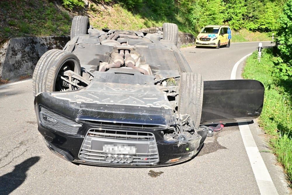 Bei Überschlag mit Auto auf Neuer Eschenbacherstrasse verletzt