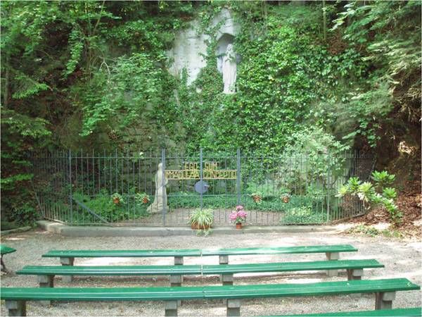 Maiandachten in der Lourdes-Grotte