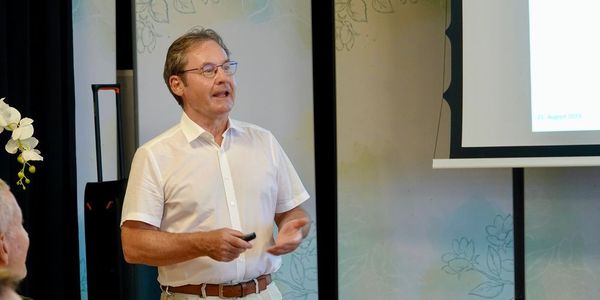 Gemeindepräsident erläutert Dorfplatz-Projekt