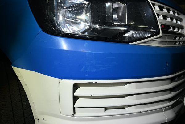 Lieferwagen touchiert Strassenlaterne – Fahrer fahrunfähig