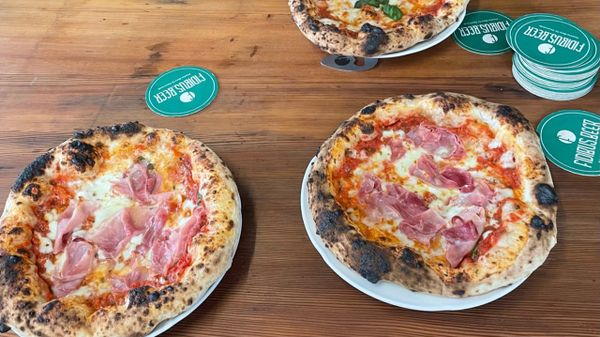 Pizza und Bierdeckel von Fidibus.Beer