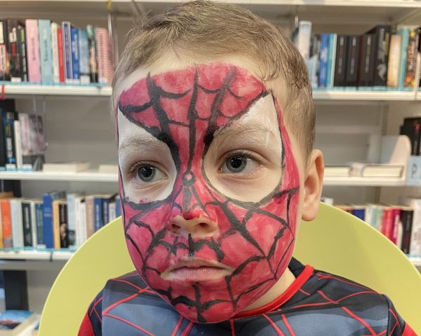 Fasnachtsschminken in der Bibliothek