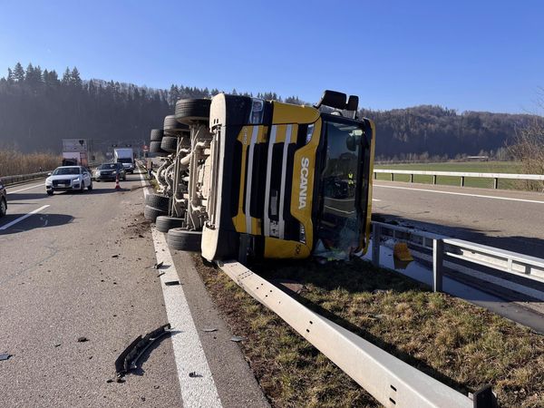 Lastwagen auf Autobahn gekippt