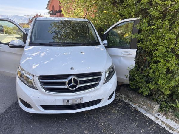 Zwischen Auto und Mauer eingeklemmt