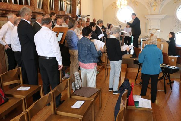 Virokantas und Singkreis singen gemeinsam