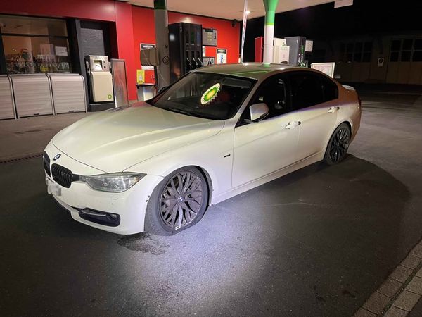 Fahrunfähig Selbstunfall verursacht und Polizist angespuckt