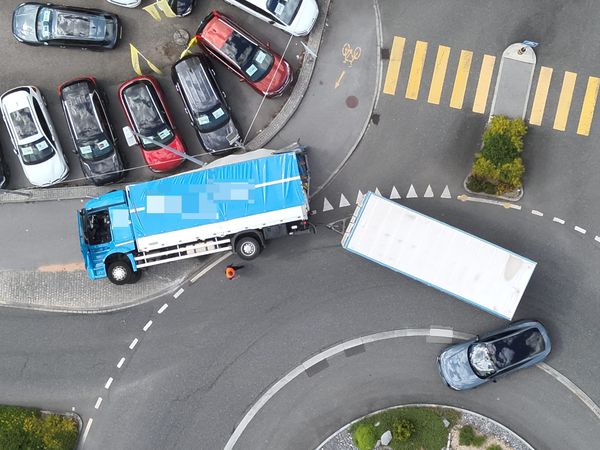 Unfall mit Lastwagen beim Autobahnkreisel