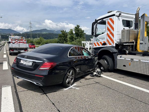Auto fährt in Prellbock-Anhänger