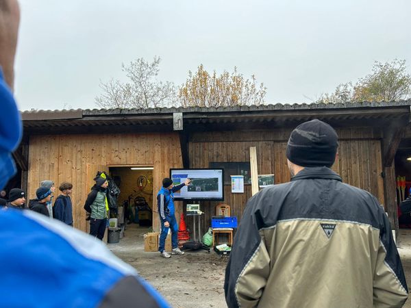 Vom Dach bis zum Rasenroboter – der FC Schmerikon packt an