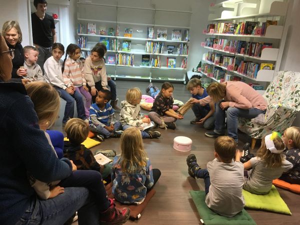 Adventsgeschichten für Kinder in der Bibliothek