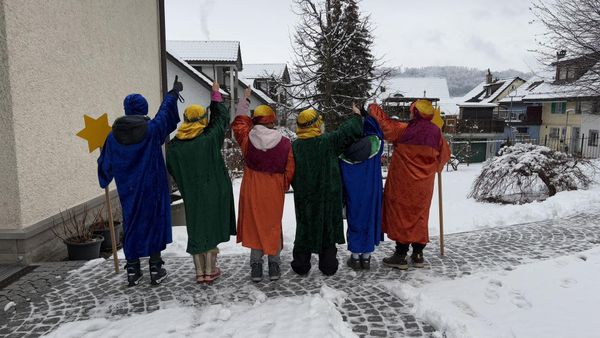 Die Sternsingerkinder sind in Schmerikon unterwegs