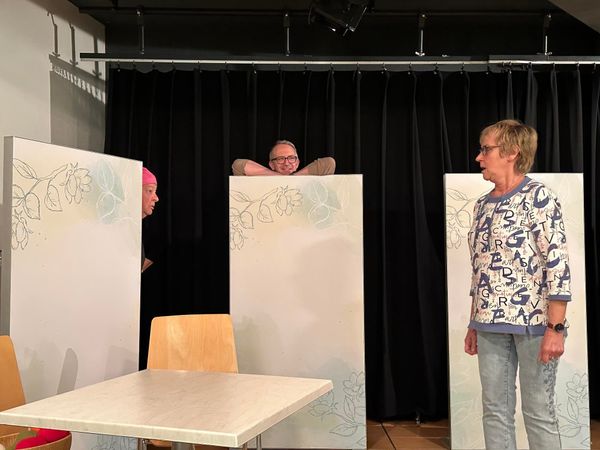 Ab 2. April reservieren für «Drei Geister für Charlène»