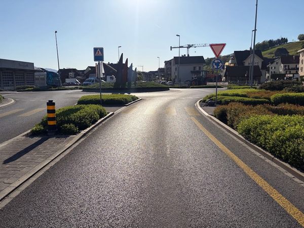 Unfall zwischen Auto und Velo beim Kreisel Allmeindstrasse/Obergasse