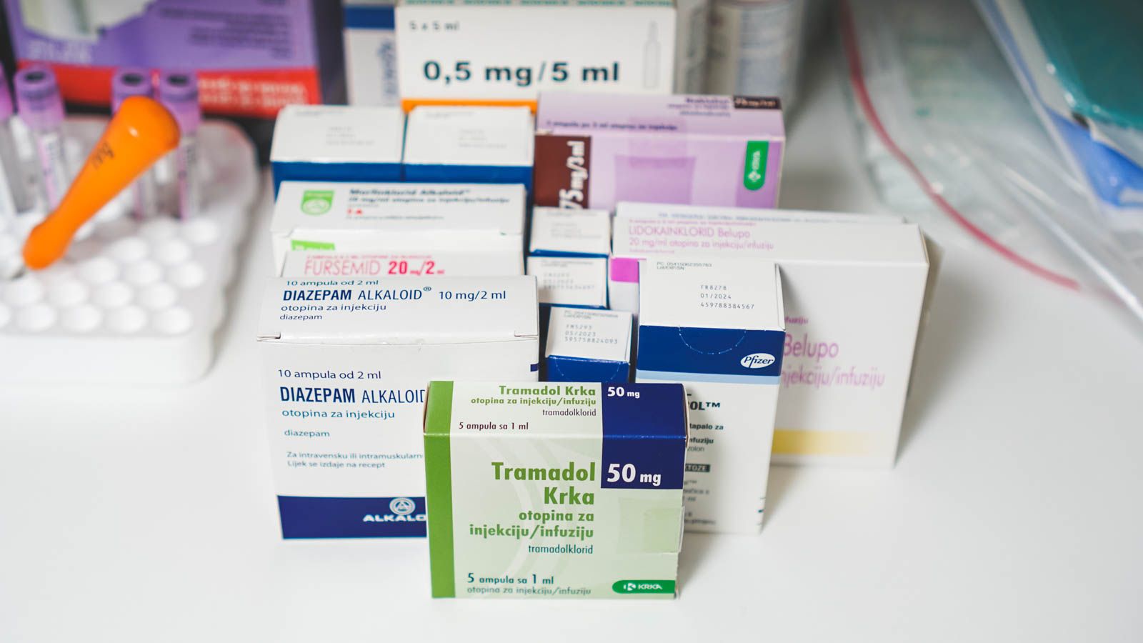 Primjer nefunkcionalne organizacije ampuliranih lijekova na polici ormara u liječnikoj ordinaciji.