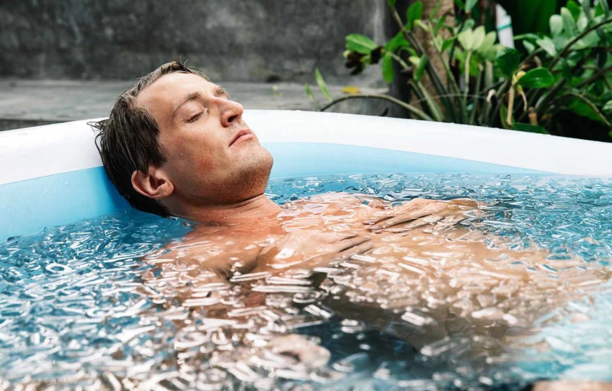 un homme sportif dans un bain de glace après son entrainement