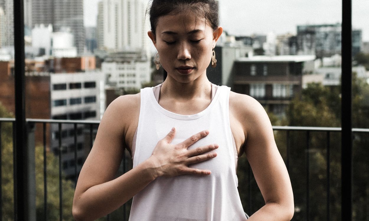 une femme sortant d'un bain froid et pratiquant la respiration wim hof