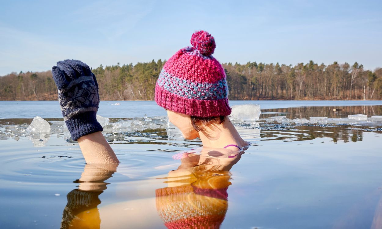 une femme prenant un bain de glace a une temperature de 15 degres