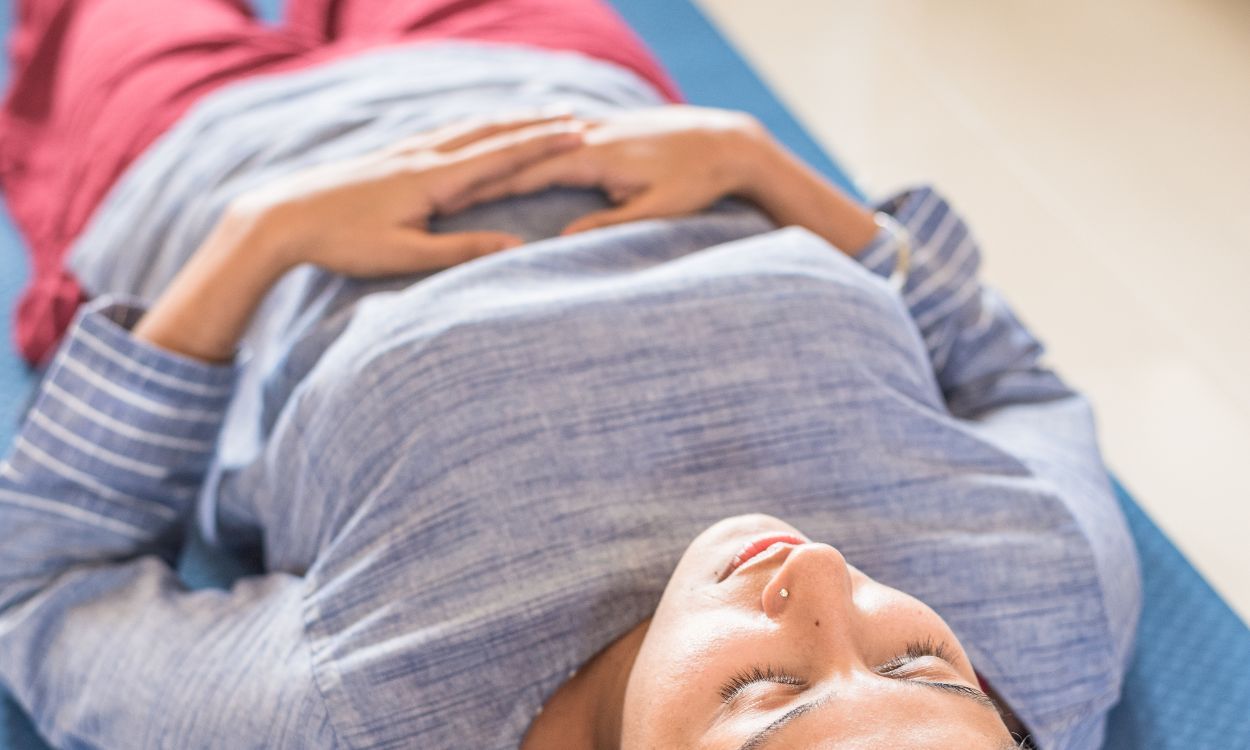 Une pratiquante débutante qui fait la respiration wim hof