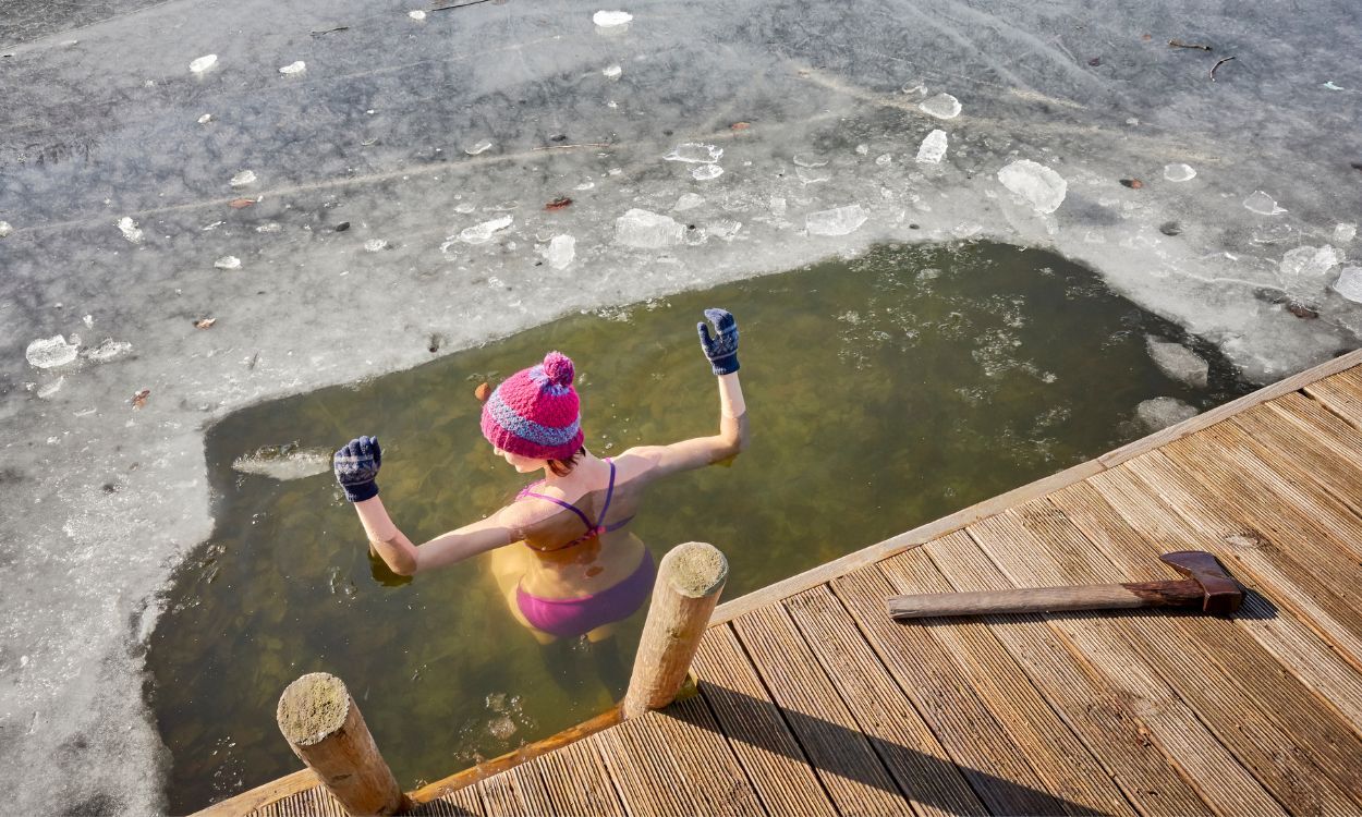 une femme qui prend un bain glacé