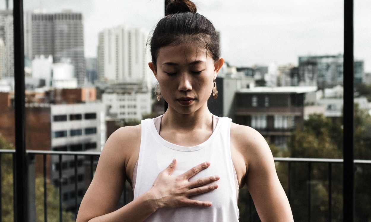 Une femme qui débute la respiration wim hof