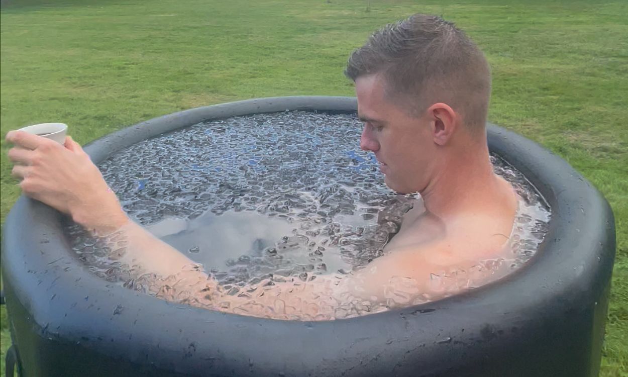 un homme qui augmente sa dopamine avec les bains froids