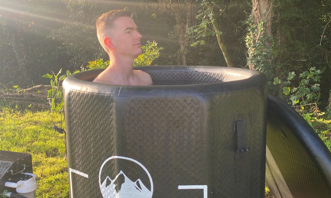 Un homme qui augmente sa domamine avec les bains de glace