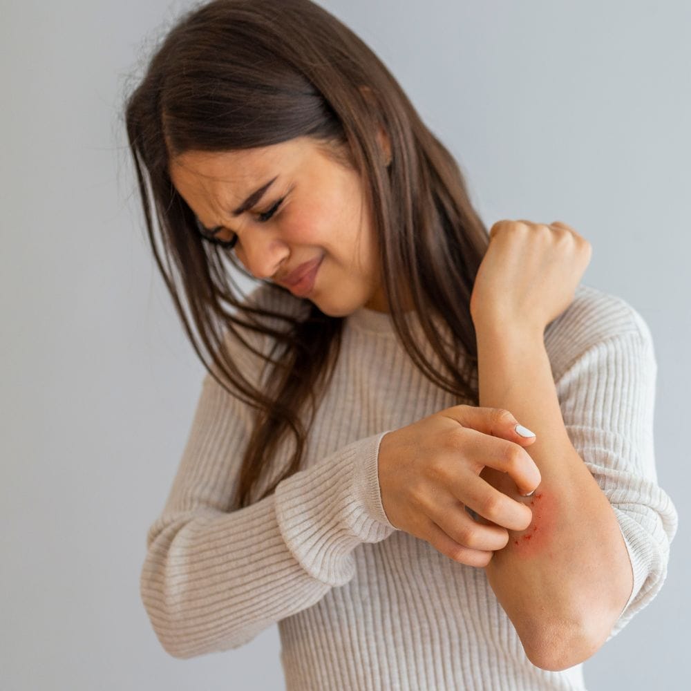 une femme qui cherche à lutter contre le psoriasis avec un bain froid