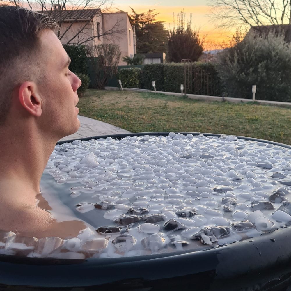 un homme qui lutte contre le psoriasis avec un bain froid