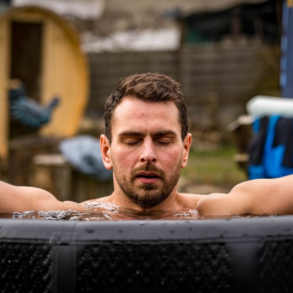 homme dans bain froid électrique