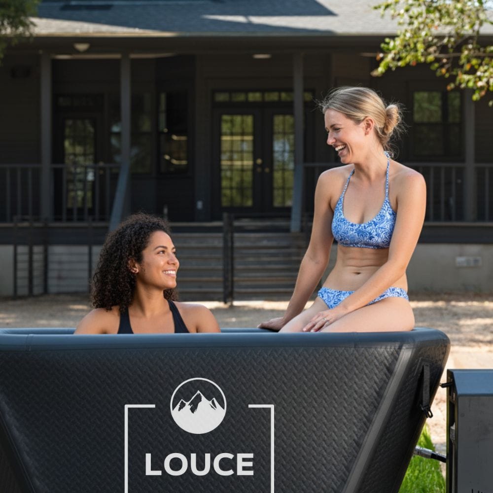 deux femmes dans un bain de glace devant une maison